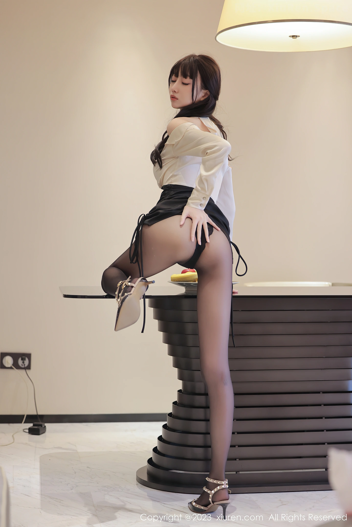 图片[5]-[XiuRen秀人网]2023.06.16 VOL.6929 玥儿玥er 吊脖连身裙加黑丝美腿性感私房写真集-秀人网官方网站